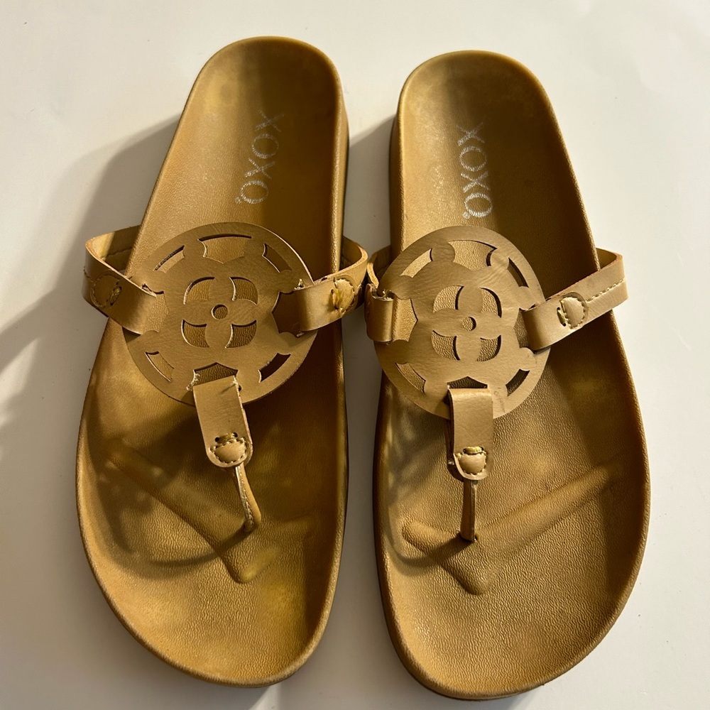 XOXO WOMEN’S PEACE FLAT RUBBER SLIPON THONG MOLDED FOOTBED LOGO EMBLEN SANDALS 9